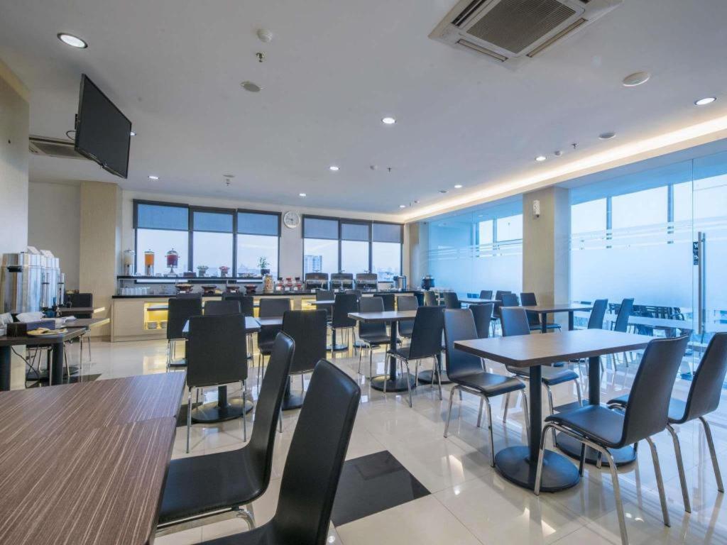 Hotel 88 Grogol By Wh Jakarta Exterior photo